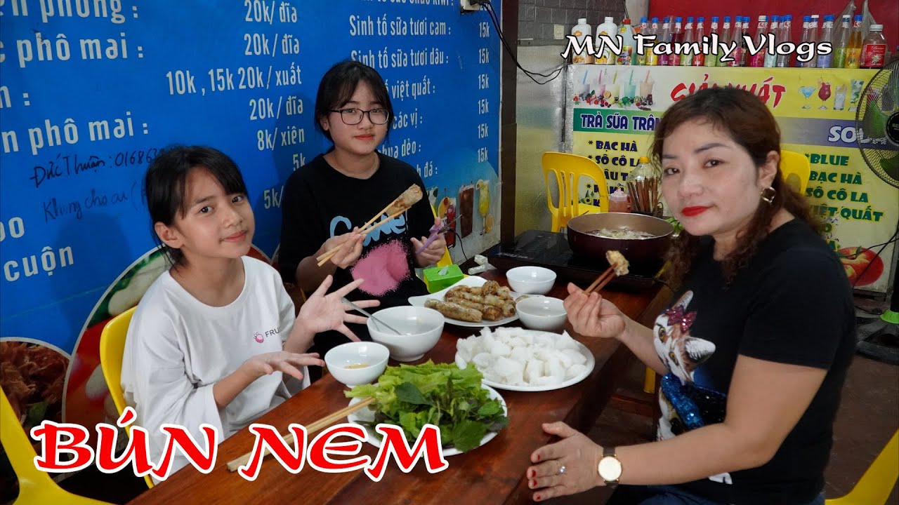 Bún Nem - Hồng Anh và Thùy Giang Giúp Mẹ Quấn Nem Rán, Ăn Kèm Bún Cực Ngon - Bữa Trưa Vui Vẻ