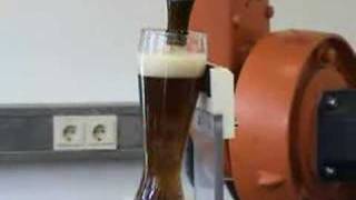 Roboter schenkt Bier ein
