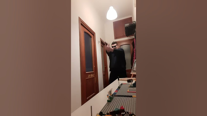 Svuotare un caricatore in 10 secondi con una pistola a salve il telefonino si sposta da solo