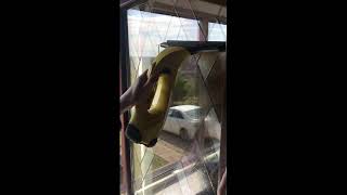 Мойка окон с помощью ручного стеклоочистителя-пылесоса
