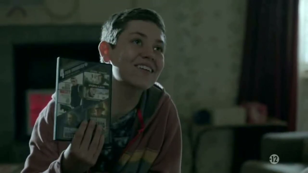 pour qu'il puisse avoir l'argent de l'assurance il  dit à son fils de lui cassé la jambe