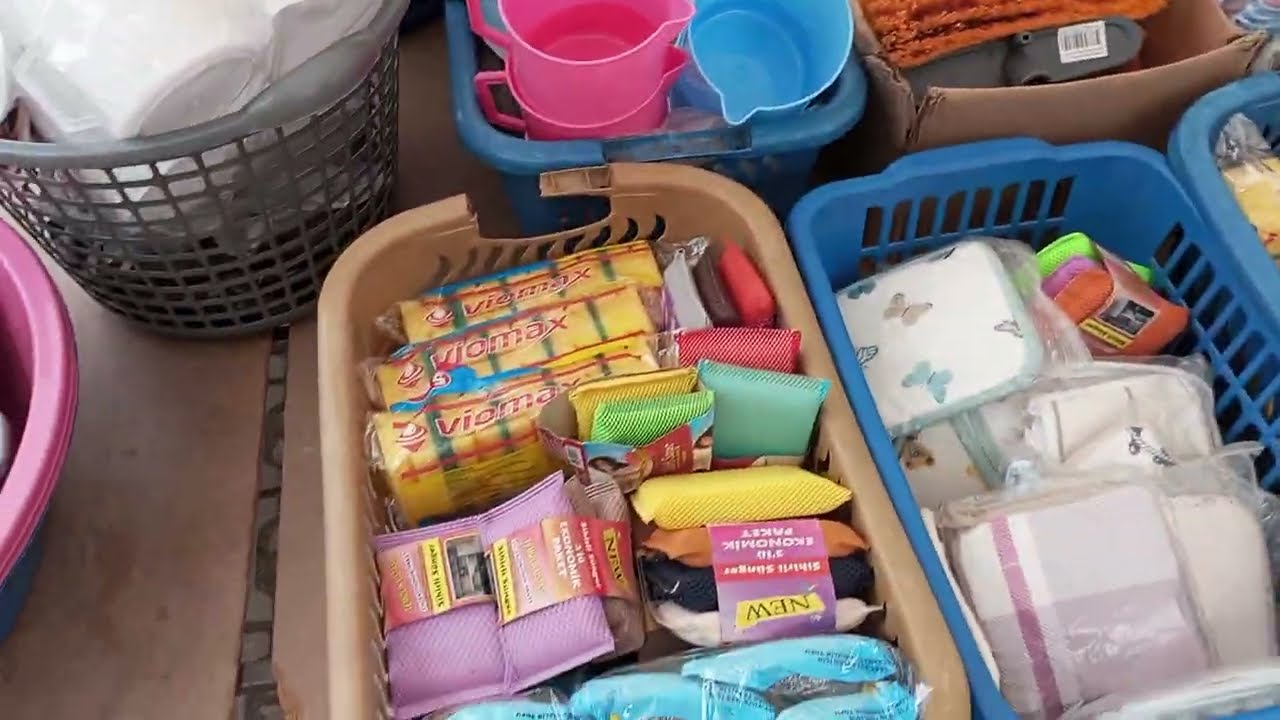 KÖY MEYDANINDAN ÇOK GÜZEL GÖRÜNTÜLER. HER TÜRLÜ SATICIDAN MEVCUT. NE ARASANIZ VAR. 