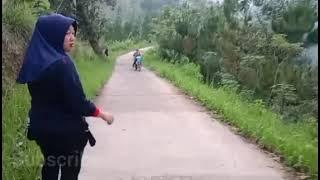 Jalan santai di sebuah perbukitan yang udaranya segar