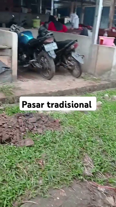 khas pasar tradisional di Indonesia. becek, bau, semrawut, padahal perputaran duitnya kencang