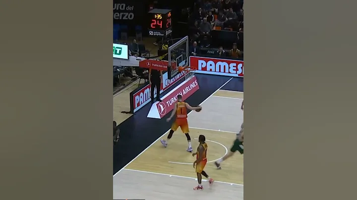 Dwayne Bacon dunks in Valencia