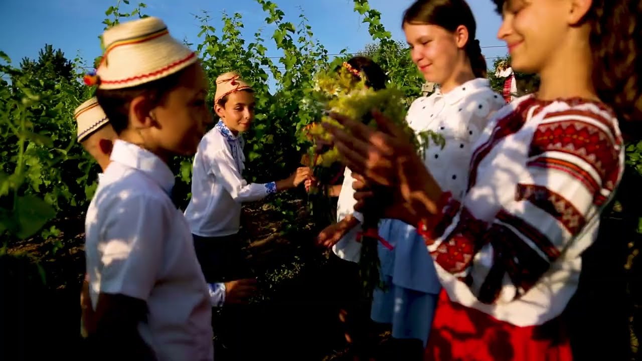 Corul de Copii din Bârnova - Ionel cu pălărie