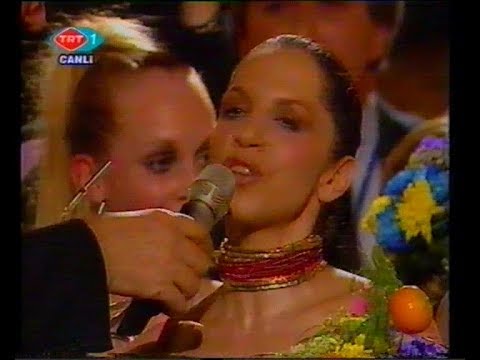 Sertab Erener, Eurovision'u kazandığı anda sahnede ilk duygularını paylaşıyor (2003)