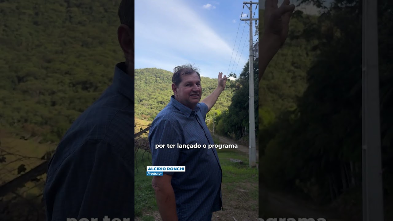 No campo, energia é produção, renda e tranquilidade.

Com a rede trifásica, tudo ganha mais força: máquinas mais eficientes, menos oscilações e mais segurança pra quem vive da terra.

Desde 2023, a Celesc e o Governo do Estado levam esse avanço para o meio rural, com mais de 1000 km de rede implantados e cerca de 100 mil unidades consumidoras beneficiadas.

Em Massaranduba, o produtor Alcirio Ronchi, que trabalha com criação de marrecos, sentiu a diferença na prática: antes, as oscilações causavam perdas de até 70% nos ovos. Hoje, com a energia trifásica, a produção segue estável — são cerca de 5.800 filhotes por semana, com potencial de crescer ainda mais.

Mais do que energia, é oportunidade pra produzir, crescer e manter o campo em movimento.