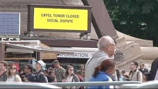 Туристы не могут попасть на Эйфелеву башню в Париже
