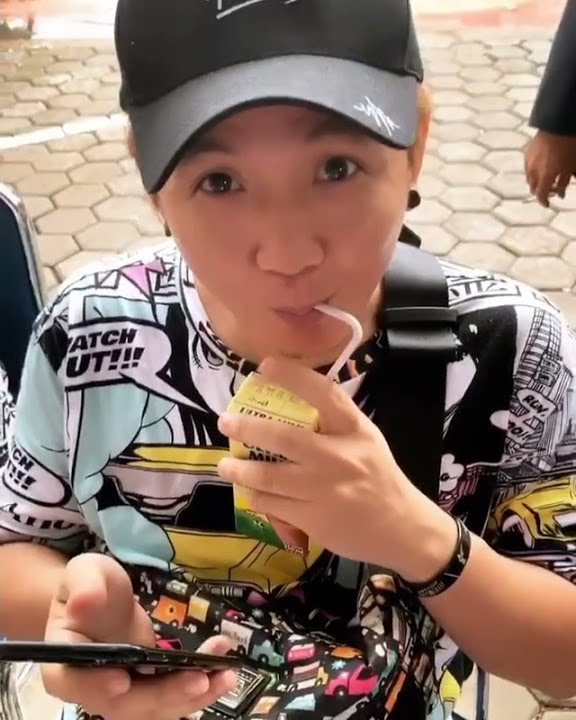 Kemas pake z minum susu sambil liat foto kimi hime