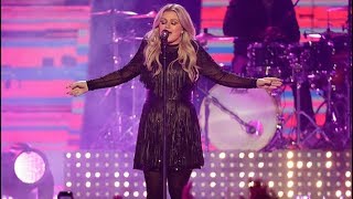 Kelly Clarkson - American woman live at CMT Awards 2018