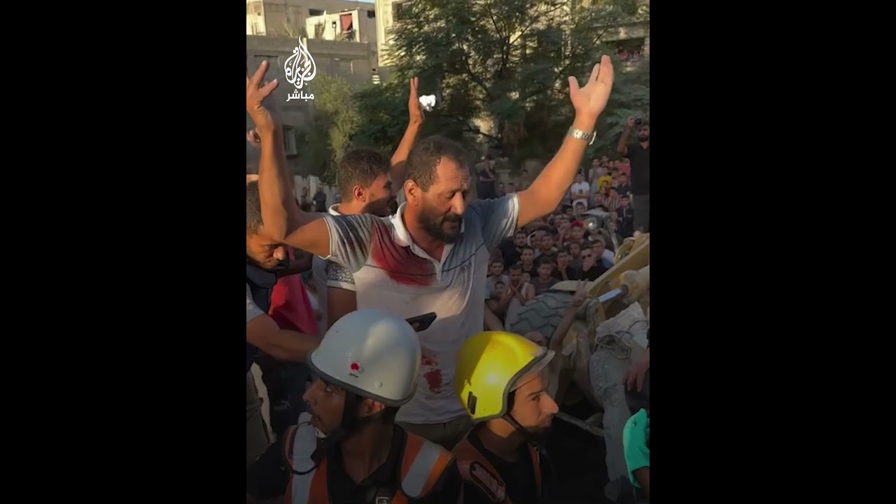 لحظات عصيبة لأم تنتظر إخراج أبنائها من ركام منزلها عقب قصـ ــف إسرائيلي لخان يونس