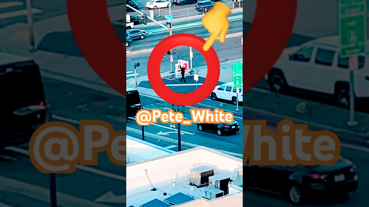 Подождите… Кто только что вошёл? 😳