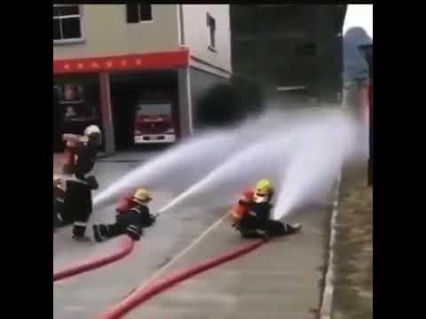 Пожарный катается на шланге прикол | Firefighters Spraying Hose meme