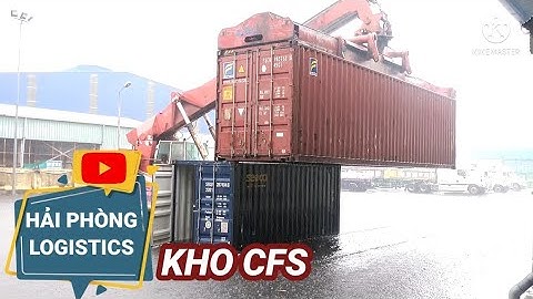 Mưa to làm ngập container hàng, xe cẩu phải gắp cont lên cao | Hải Phòng Logistics.