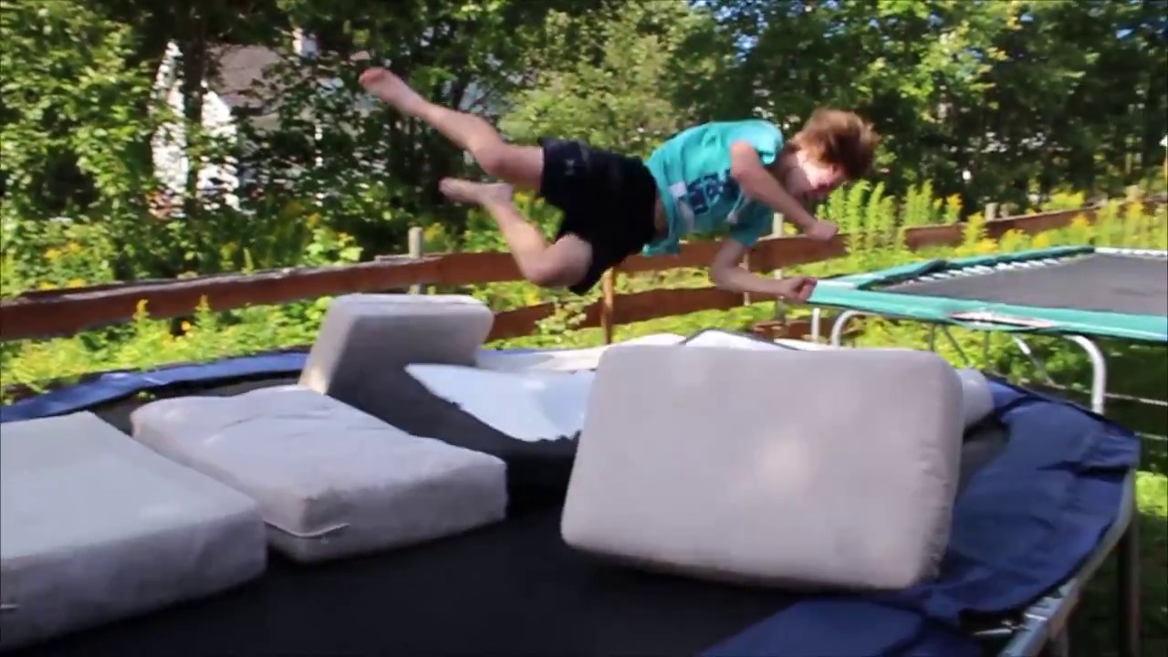 QUAD FRONTFLIP ON TRAMPOLINE!!