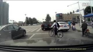 2013 09 07 這車禍是怎麼發生的？莫名其妙的交通意外讓人哭笑不得，時速趨近於０還是可以互撞