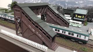 鉄道模型(N)跨線橋のある昭和の町並みを走る相模鉄道 新6000系 旧塗装・非冷房(4両編成)