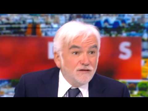 "Cette image est folle : un personnel de l'enseignement lynché par ses élèves" (Pascal Praud)