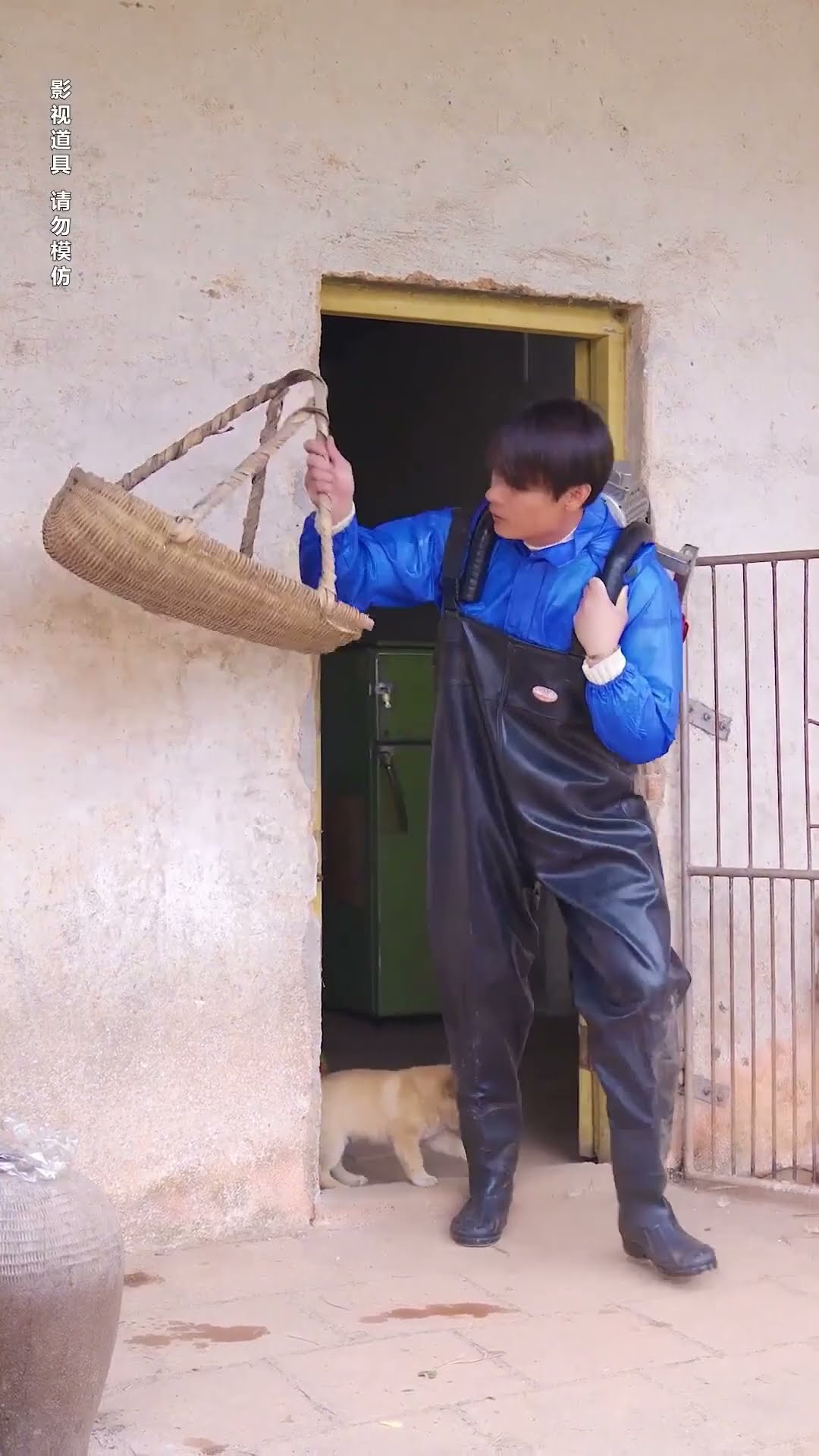 The genius son catches fish while charging the shock