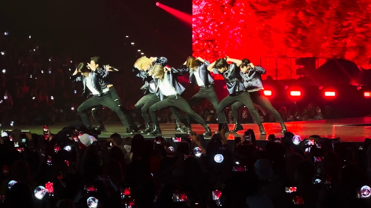 straykids クロップドフーディ maniac アメリカ公演 Stray Kids Performs 'Maniac' | #MTVFreshOut - YouTube