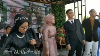 Wandra menyanyi di acara pernikahan saudaranya