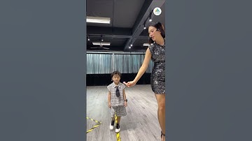 Các cách tạo dáng với phụ kiện cho mẫu nhí/Ways to pose with accessories for child models #shorts