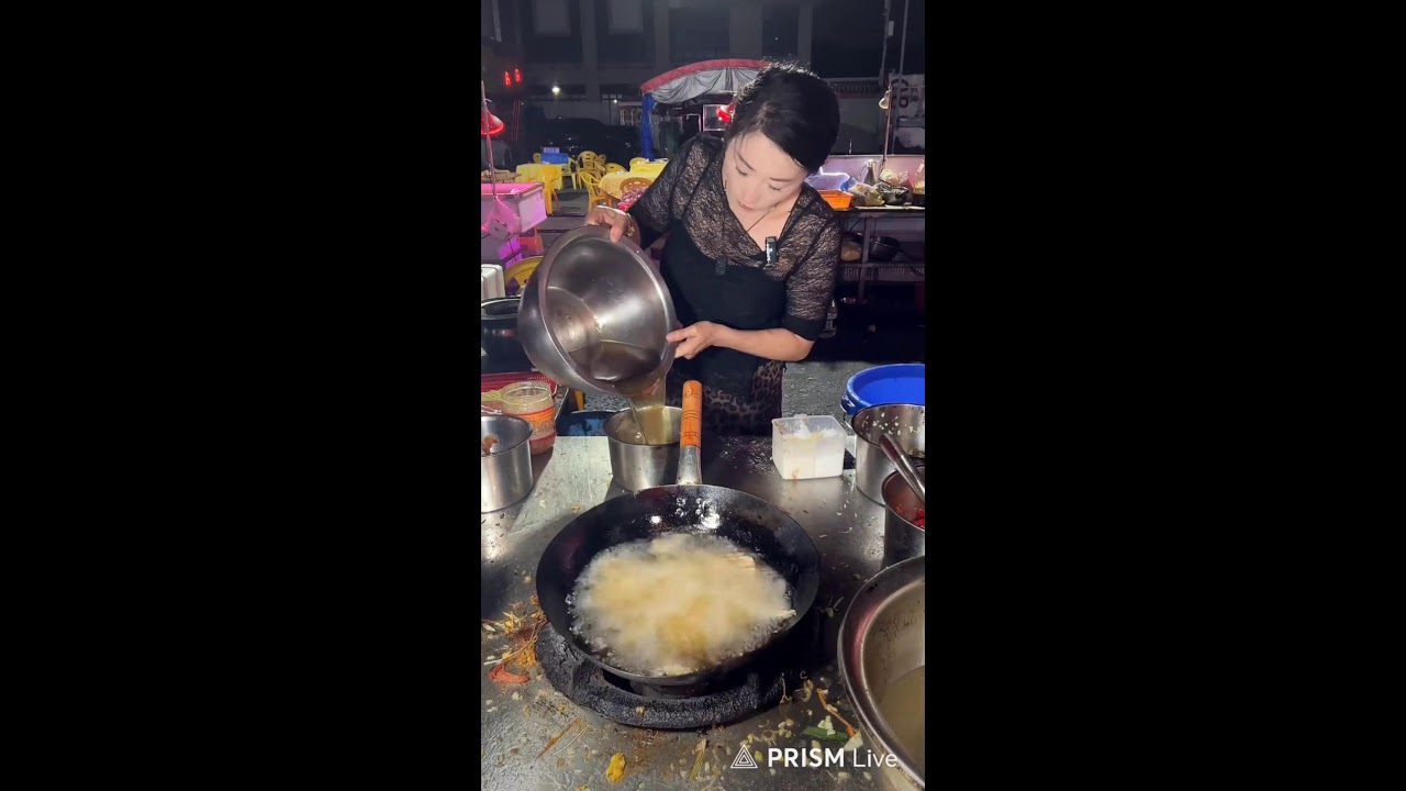 Chinese Woman expert in cooking.
