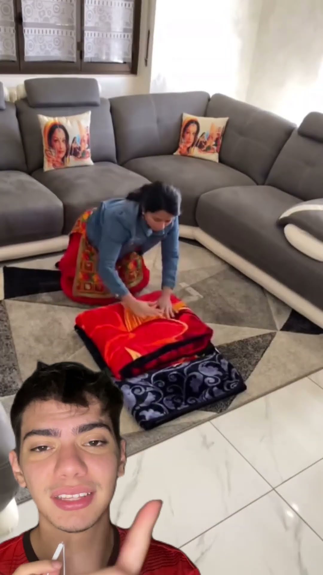 Aprenda a dobrar cobertas em segundos e economize espaço no guarda-roupa! ?️✨