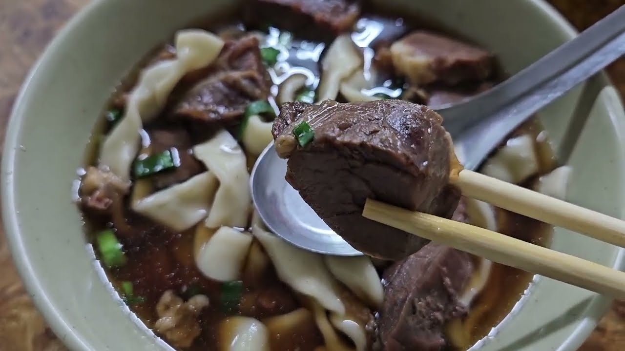 The Best Beef Noodles in Taipei? | Fuhong Beef Noodle Taste Test
