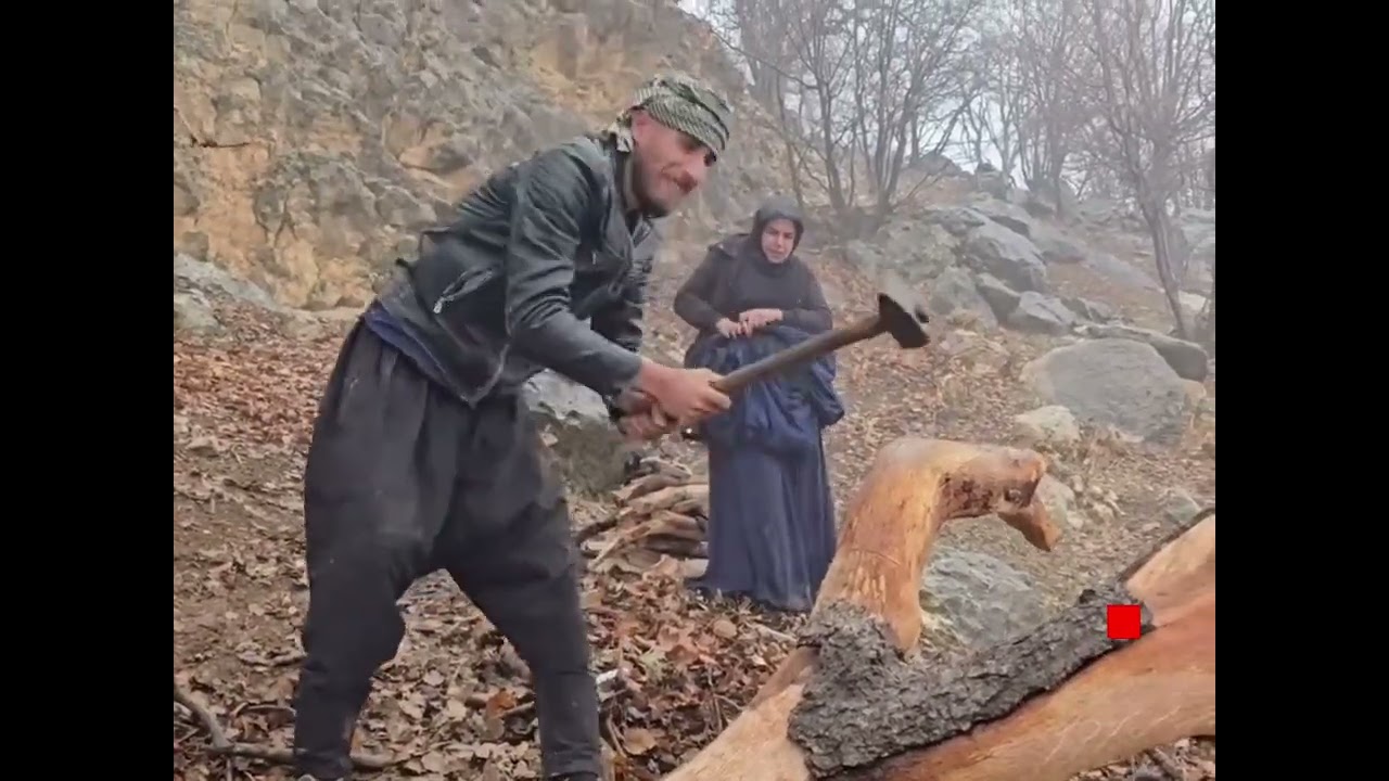 Một gia đình sống giữa trời lạnh dưới ngọn núi thất âm cúng. Cuộc sống thật đơn giảng