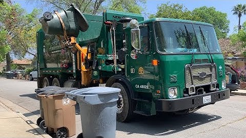 Autocar Acx Sidewinder Garbage Truck collecting Greens in Claremont