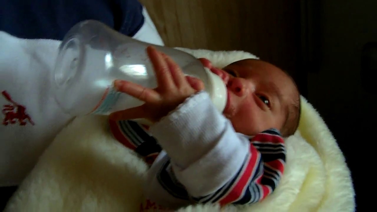 baby grab milk bottle by himself, only 2 weeks old, feeding himself