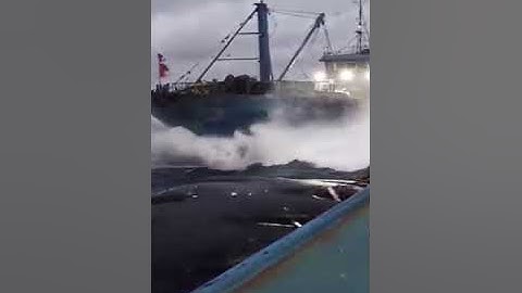 Ships in Storms | 10+ TERRIFYING MONSTER WAVES, Hurricanes & Thunderstorms at ocean
