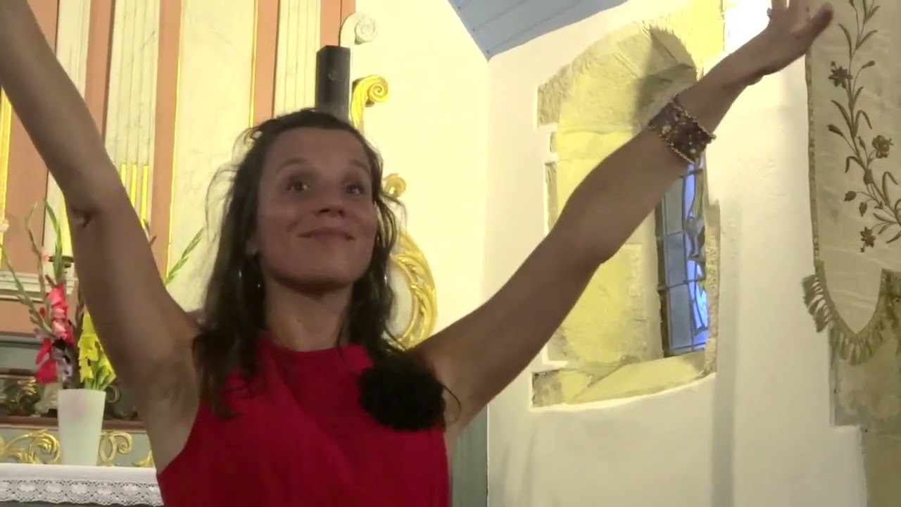 Clarisse Lavanant chante à Notre Dame de  Langroas