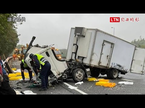 國3嘉義段重大車禍！貨車自撞護欄側翻再遭追撞  駕駛拋飛不治 (嘉義縣消防局提供)