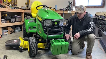 Jakou hmotnost může traktor John Deere 17D zvednout?