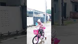 Queen Dan Moon Belajar Sepeda