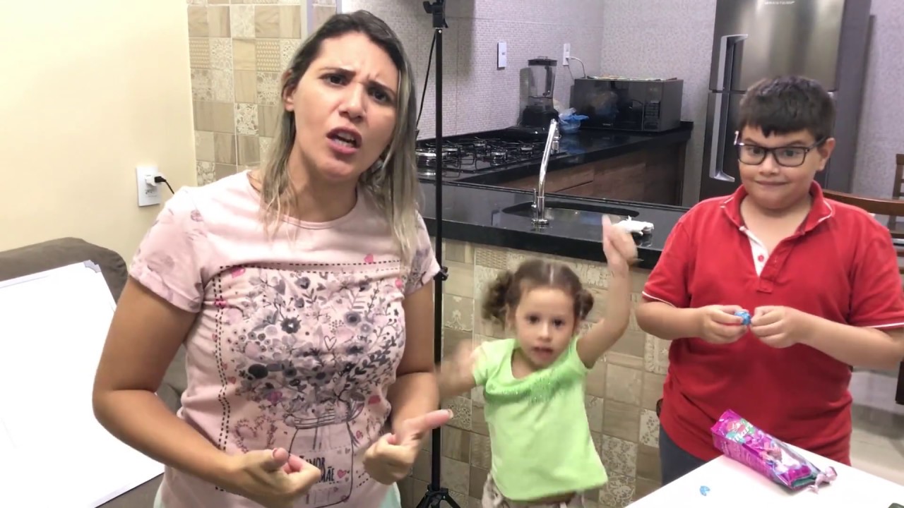 Brincando de escolinha - com irmãos Victor e Valentina
