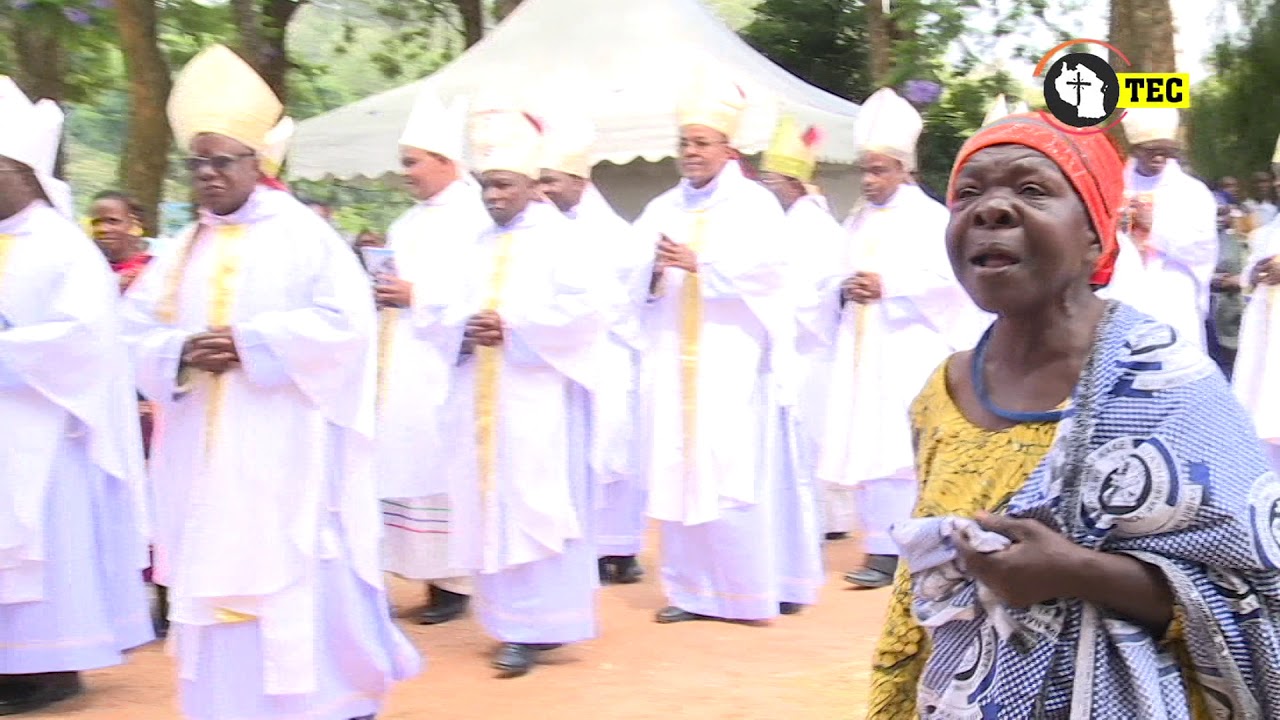 TAZAMA MAANDAMANO YA MAASKOFU,MAPADRE,KWAYA JIMBO KATOLIKI MAHENGE MISA YA JUBILEI YA ASKOFU NDOROBO