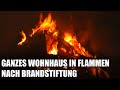 Gesamtes Wohnhaus in Flammen: Feuerwehr Bornheim im Großeinsatz - Brandstifter flüchtig | 06.10.2022