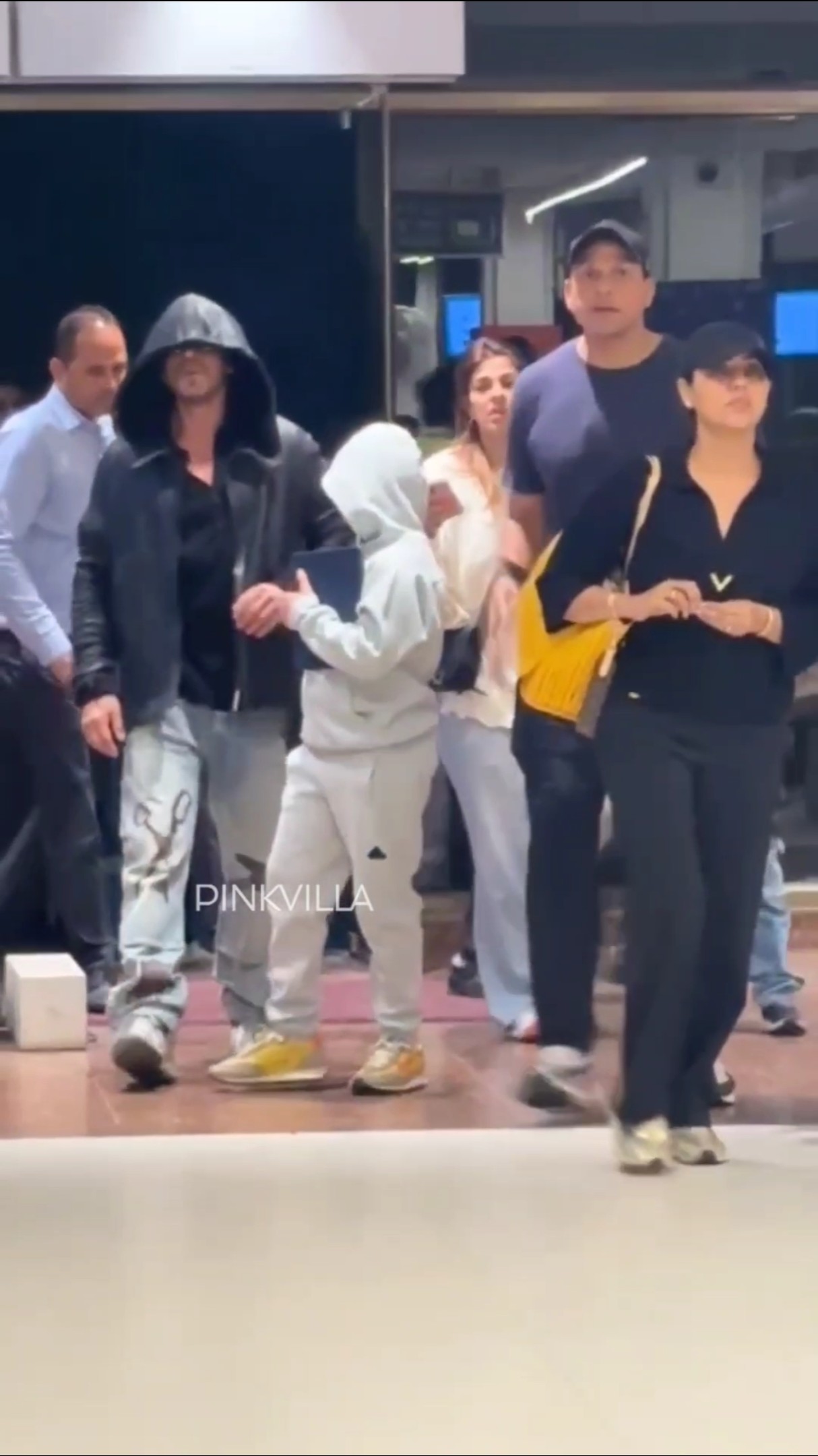 Shah Rukh Khan's SWEET Gesture For Airport Security Personnel ?  #shorts #bollywood #srk #viralvideo