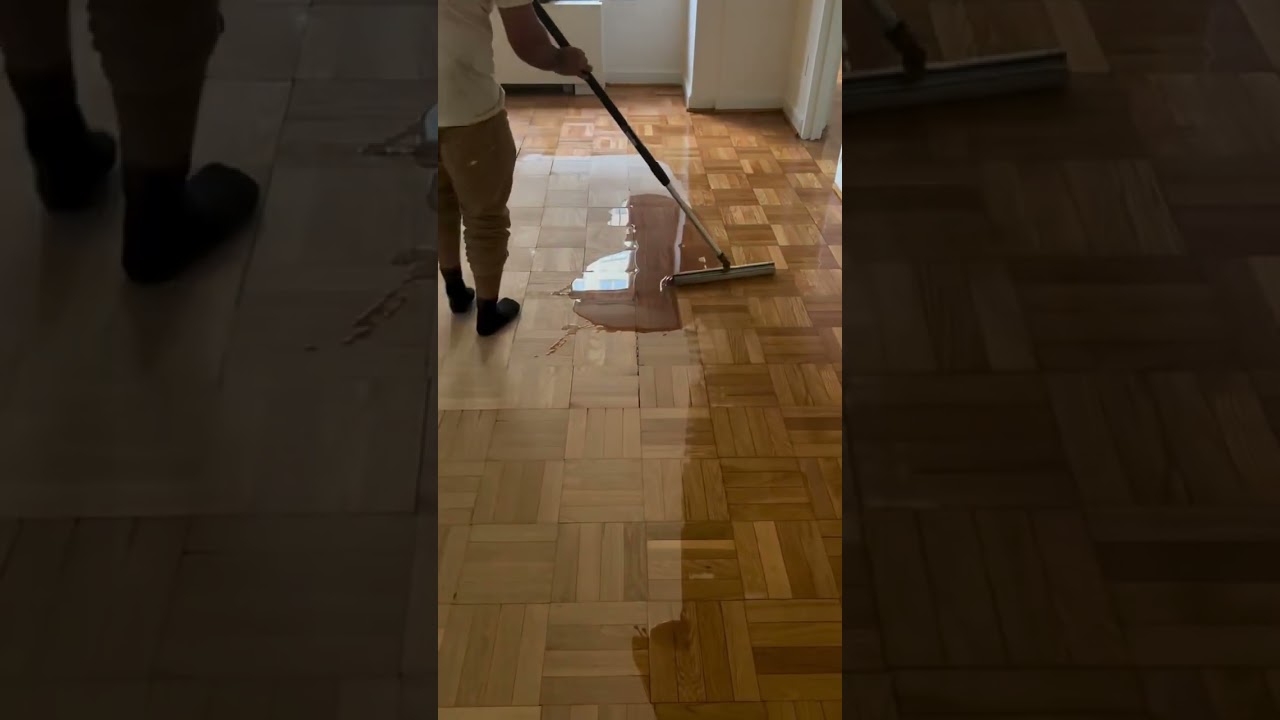 Provides resin liquid to protect wooden floors. 