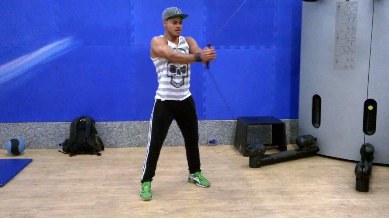 Abdominal com rotação no cabo - YouTube
