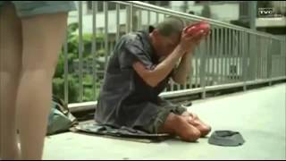 Pengemis pakai kaki palsu, dikerjain jadi ketahuan dech
