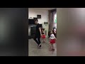 Прекрасное трио,папа танцует с дочками.