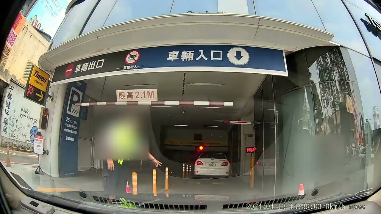 高雄大立百貨A館停車場