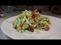 Изысканный салат из пекинской капусты, болгарского перца, яблока и винограда