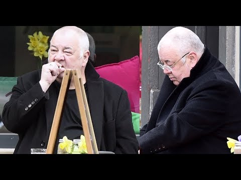 59-letni Soyka samotnie raczy sie lunchem i papierosem - 59-letni Soyka samotnie raczy sie lunchem i papierosem