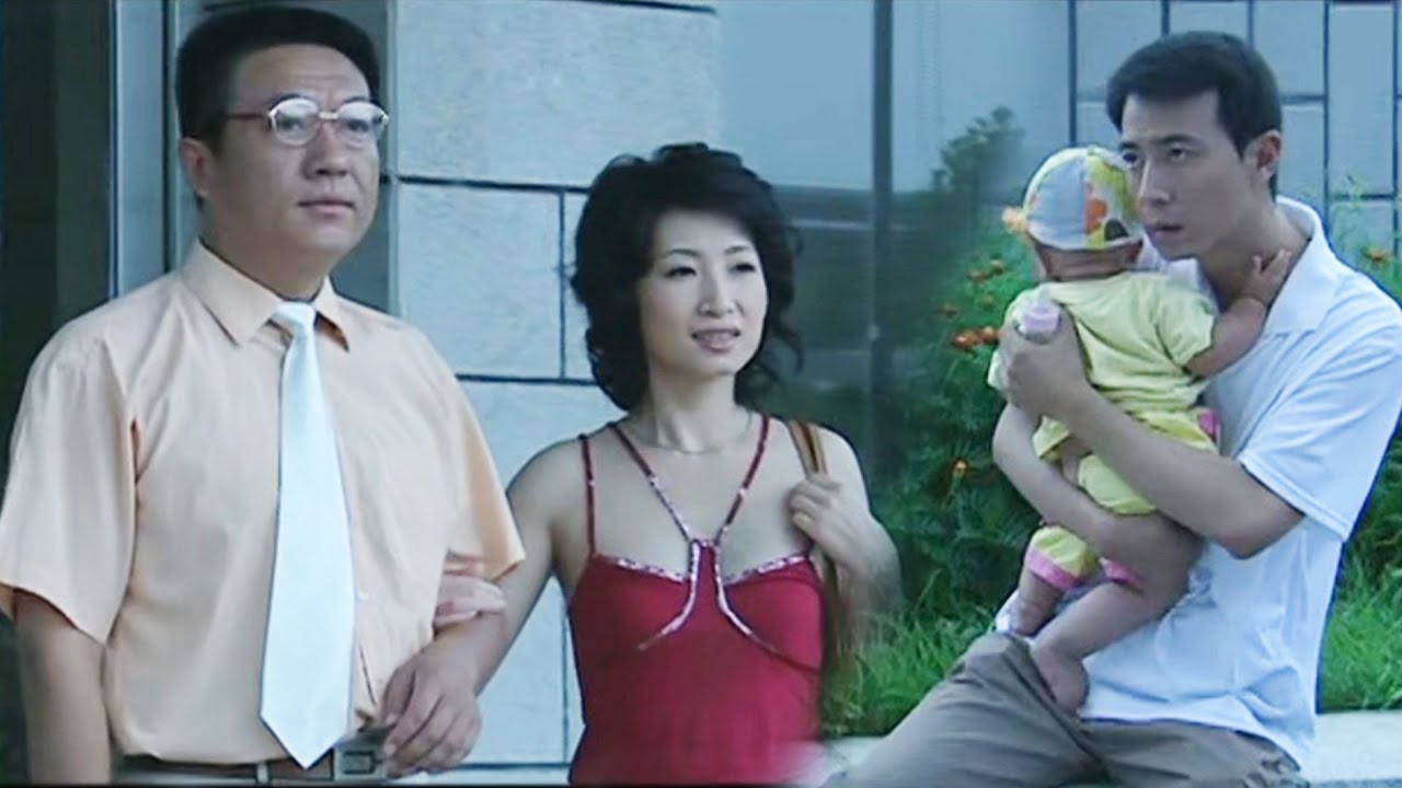 丈夫抱着孩子來接妻子下班，卻撞見妻子和情人在一起！